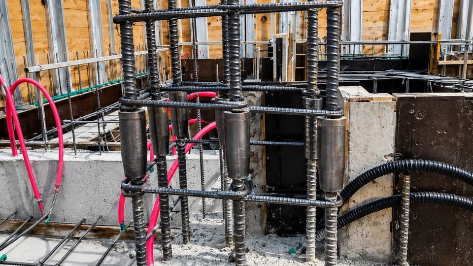 HD OneTouch Couplers installed on starter bars on a live construction site
