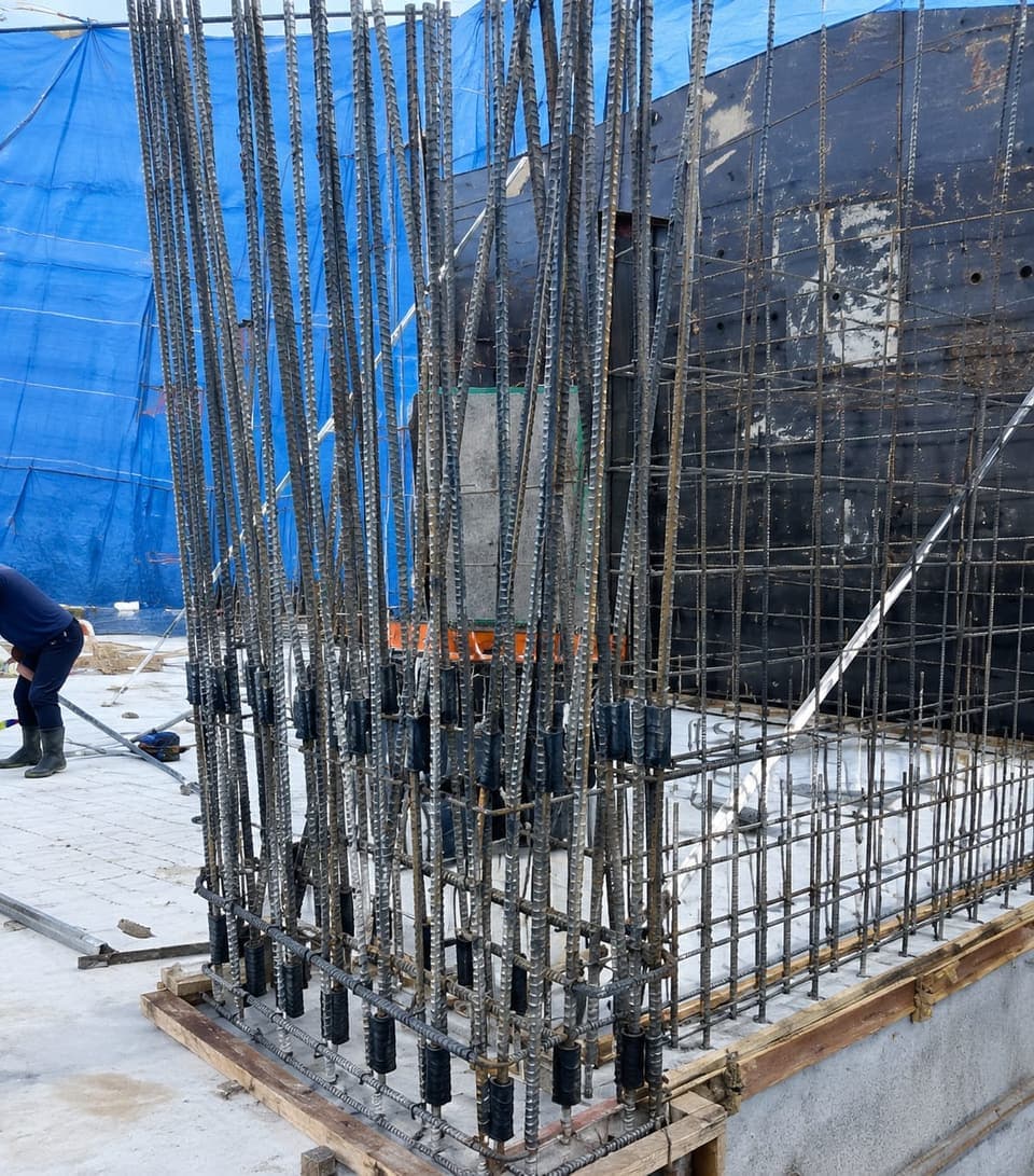 Reinforcement cage under construction with HD OneTouch Couplers installed